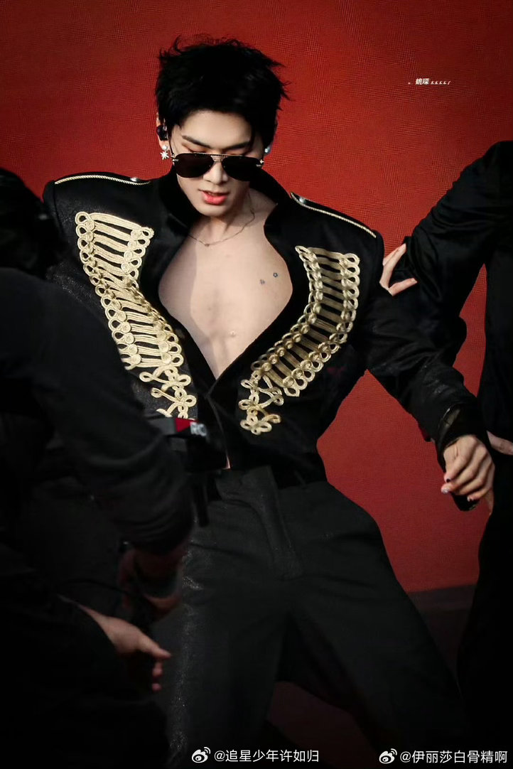 姚琛腹肌富有且慷慨姚琛腹肌生图 《Hush》那段确实带劲。全开麦跳完气息还稳，腹