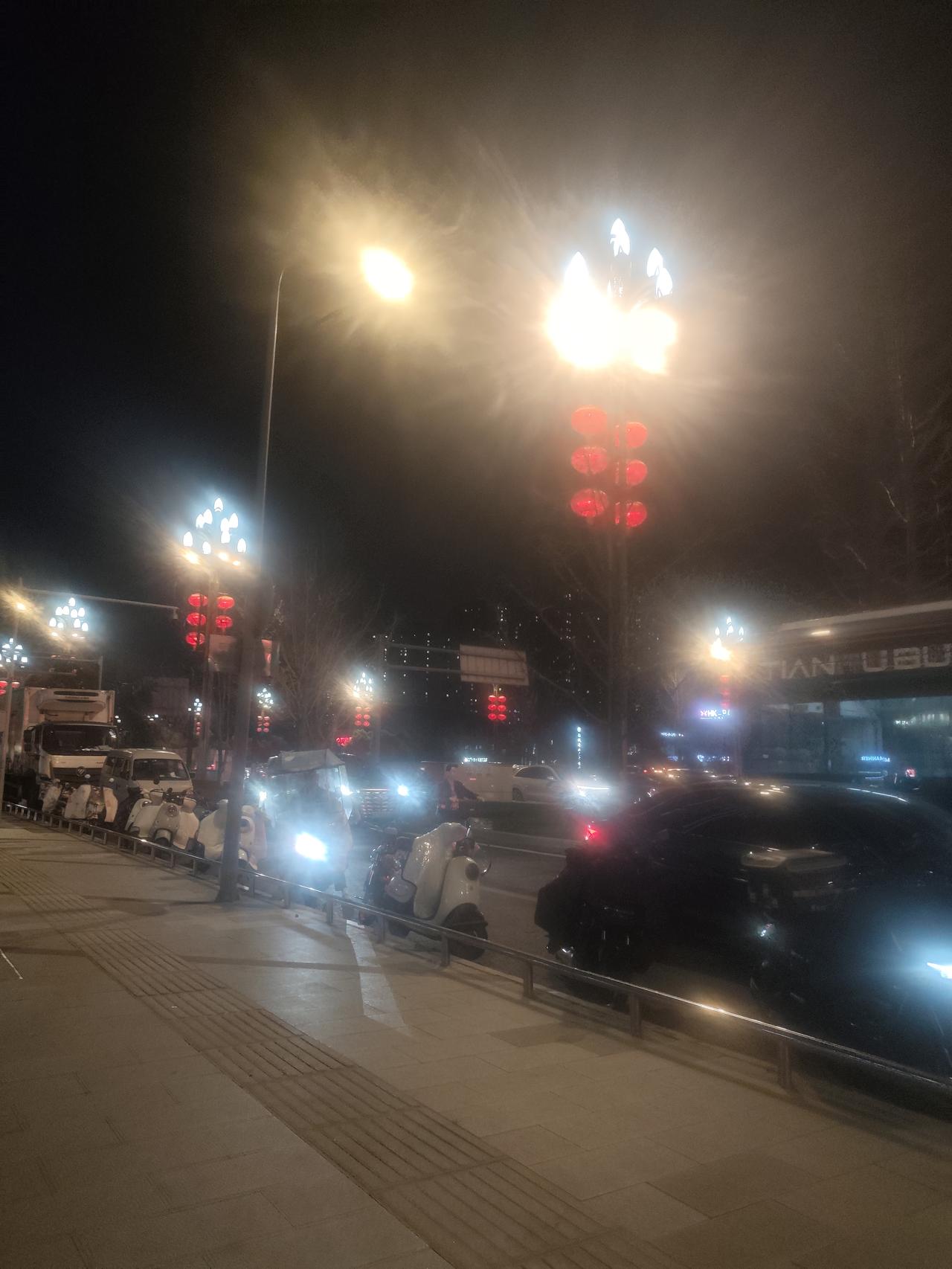 遇到人生的风雨,我们该如何应对? 直面人生风雨
 
人生之路，从无一帆风顺，风雨