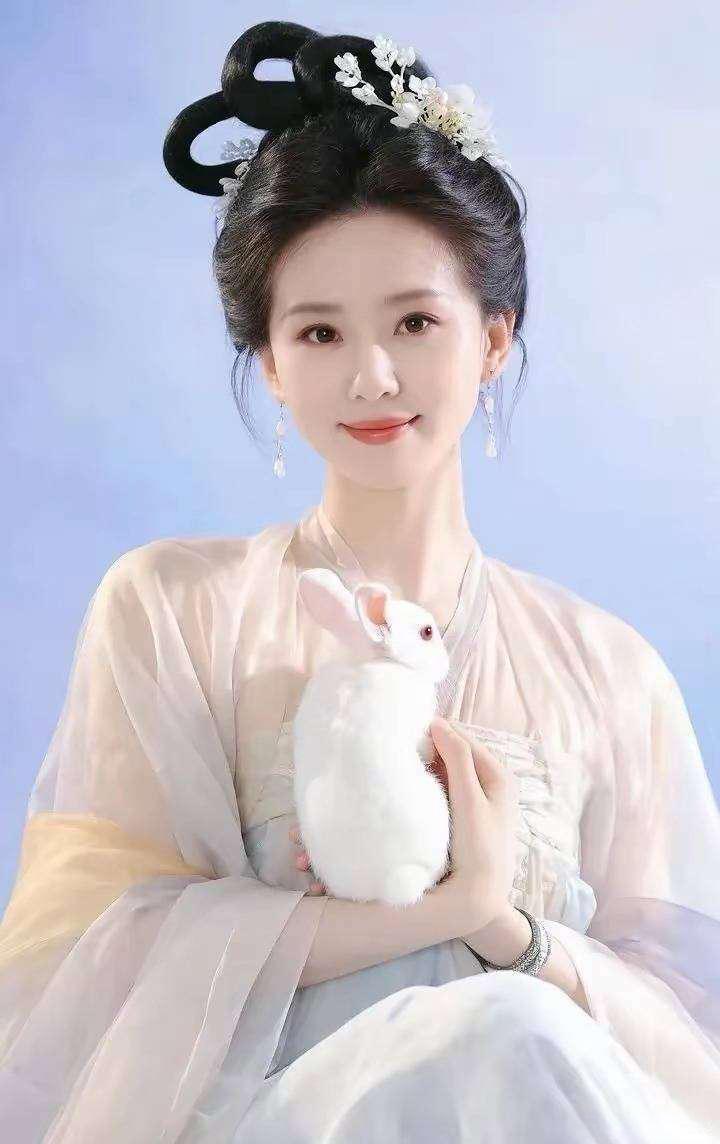刘诗诗为什么很少有黑料，答案很简单。
娱乐圈鱼龙混杂，绯闻与争议几乎是很多艺人难