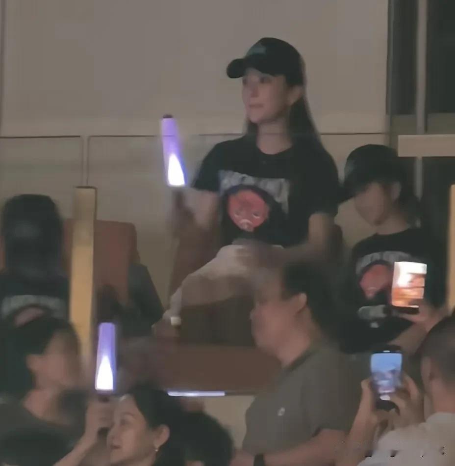 郭富城在深圳举办演唱会，妻子方媛带着父母前来现场支持。
岳父坐在场馆最后一排，开