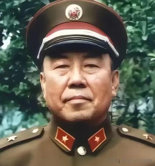 1979年，刚从前线撤回的11军军长陈家贵，打算换上便装，独自逛一逛昆明城。走到