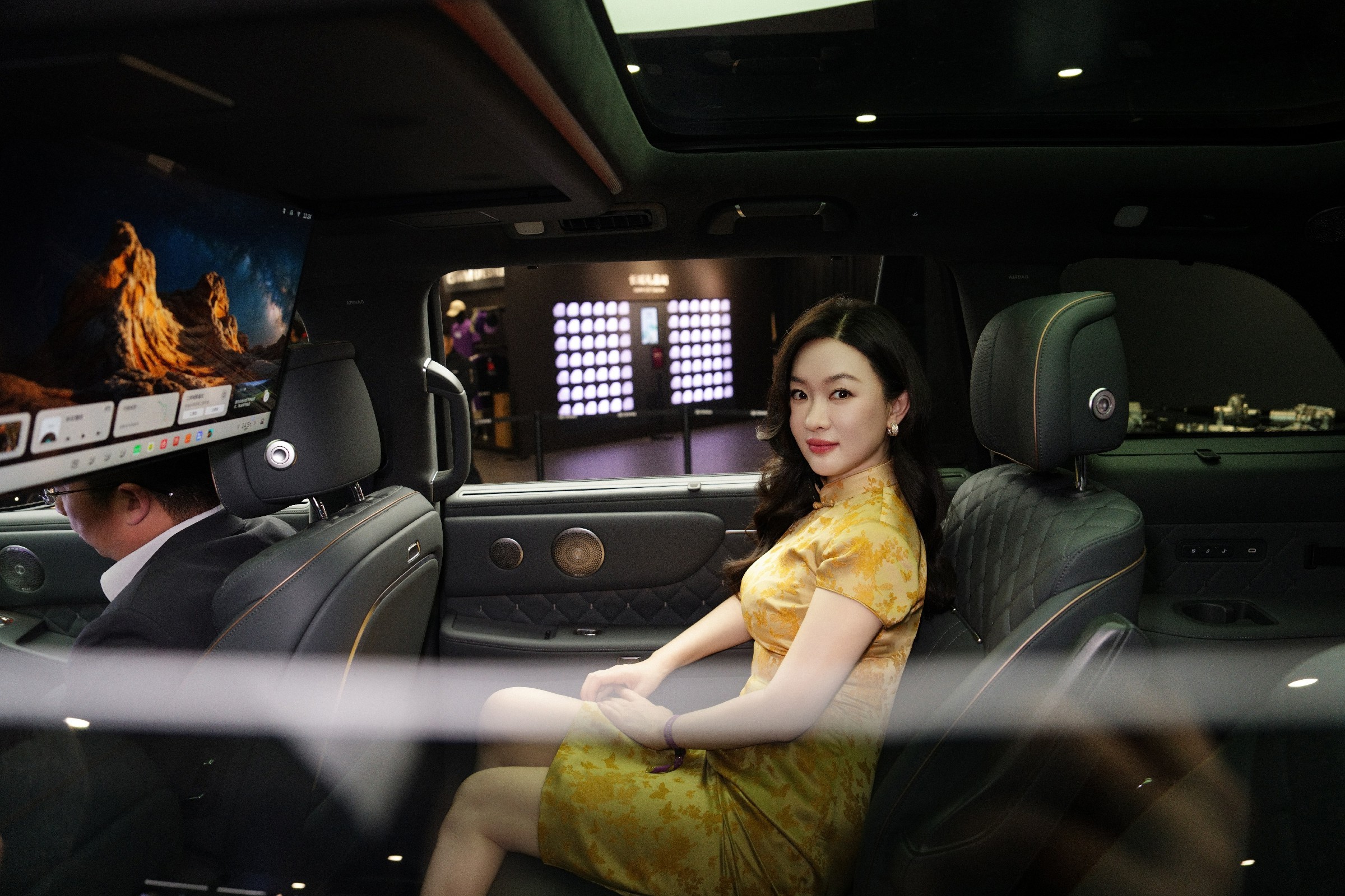 霍思燕的权威我后知后觉！看完北京车展杜江霍思燕夫妇现场体验魏牌V9X，句句都问在