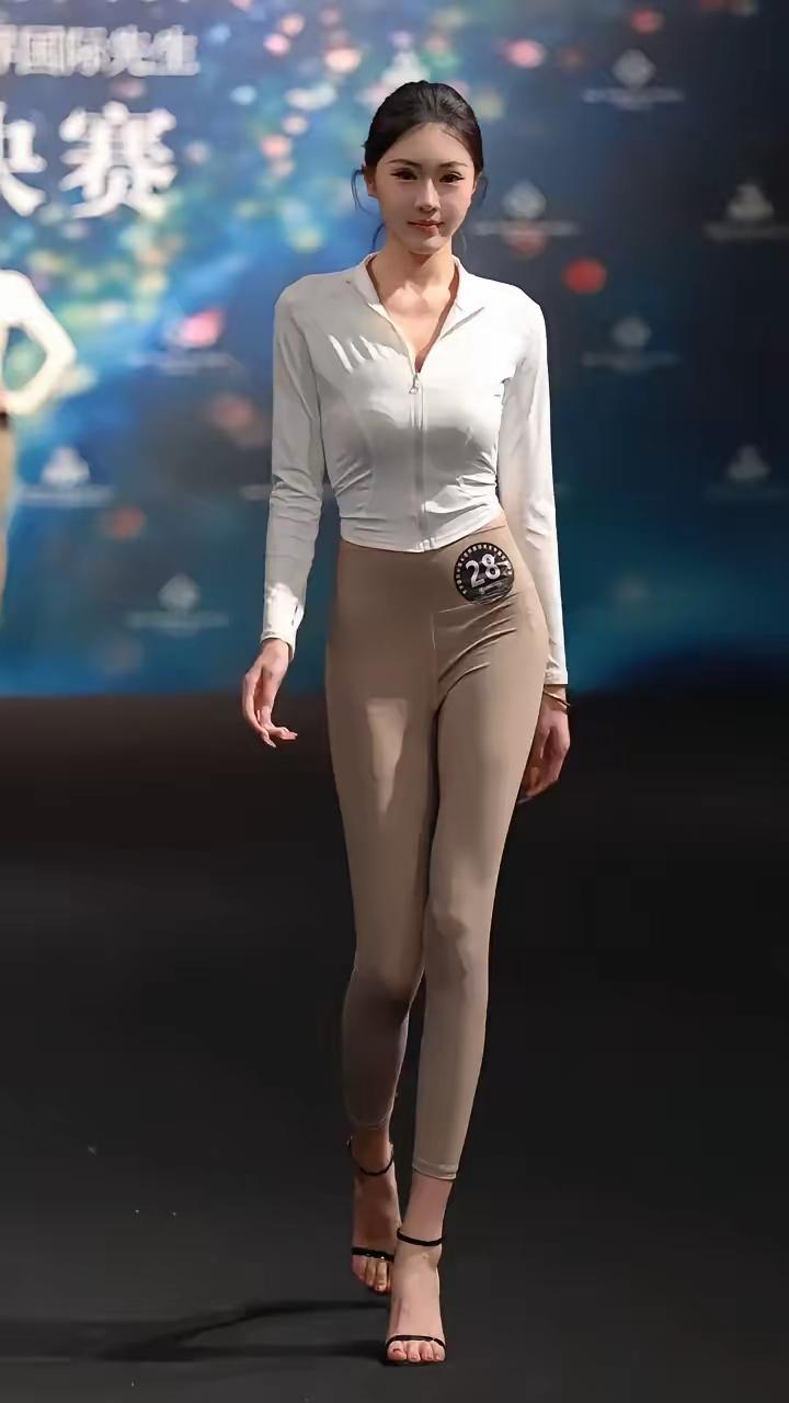 时尚秀场上的优雅步伐，自信满满，尽显风采！👗✨