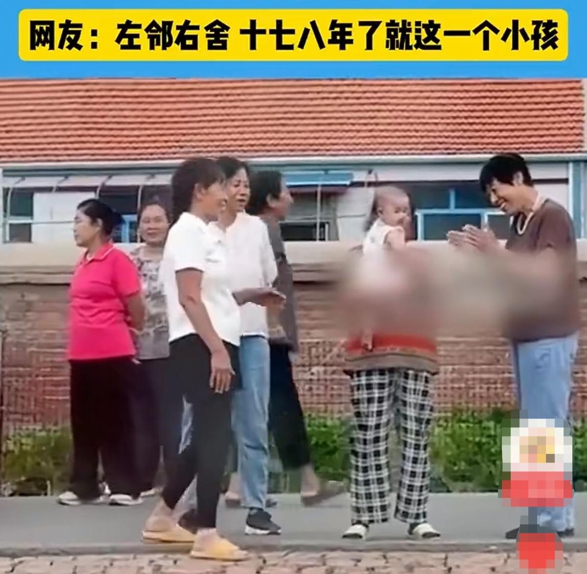 吉林长春农村，宝妈带娃回姥姥家住娘家。20多天，宝贝成团宠，每天都有街坊邻居等着