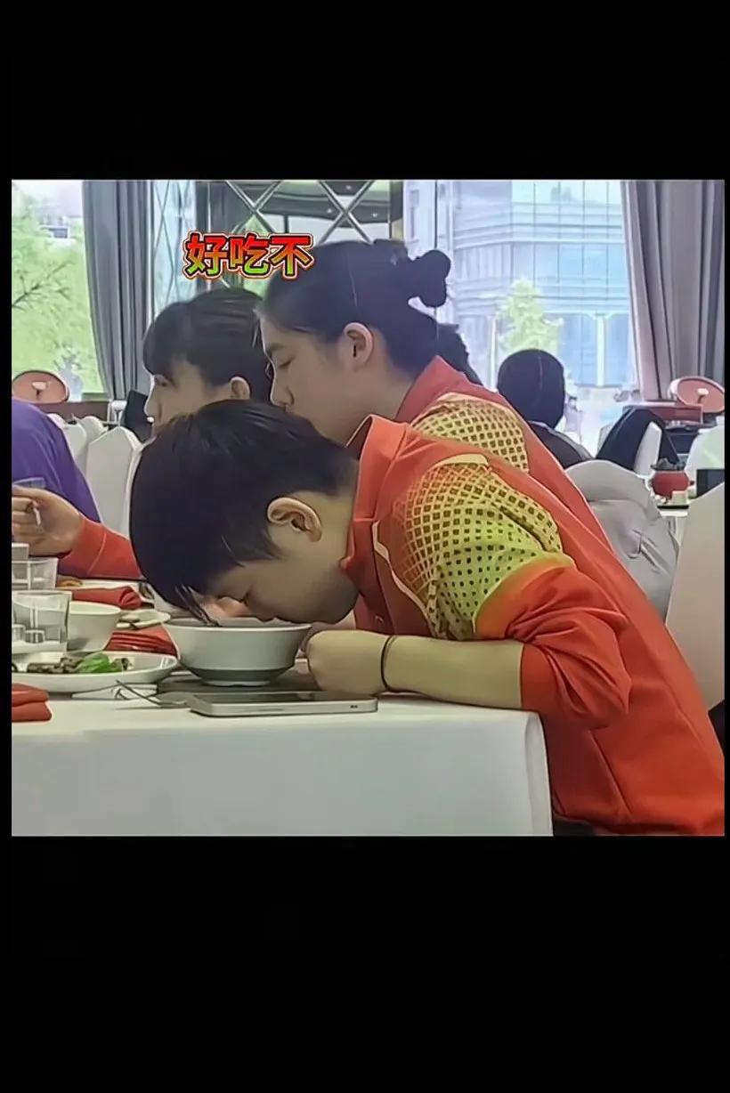 手是除了打球是什么也别想动！哪有这样吃饭的[笑哭]
现在是连3岁都不到了[求抱抱