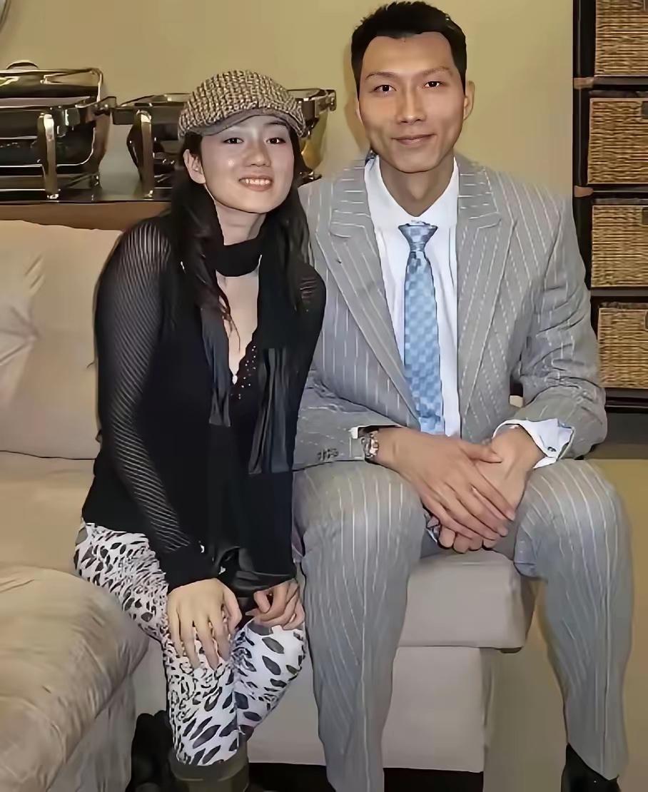 易建联我认识，旁边女士是谁？非常有气质