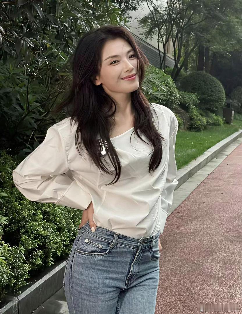 刘涛气质状态越发出众，颜值持续在线，温婉氛围感满满，越来越有魅力了 