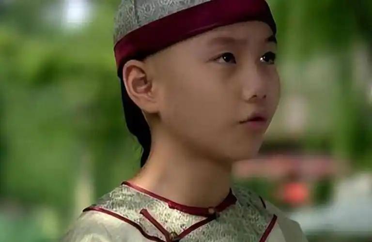 这孩子很可怜，但也很懂事，也难怪后来能登基称帝。

《甄嬛传》里，四阿哥不被皇上