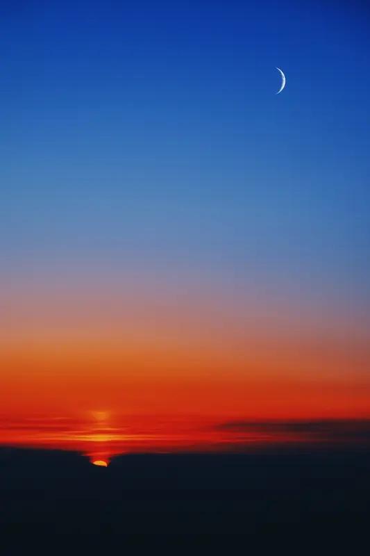 天高悬日月，那日月高悬于天际，多像我们心中的理想，璀璨又遥远。在生活里，大家都有