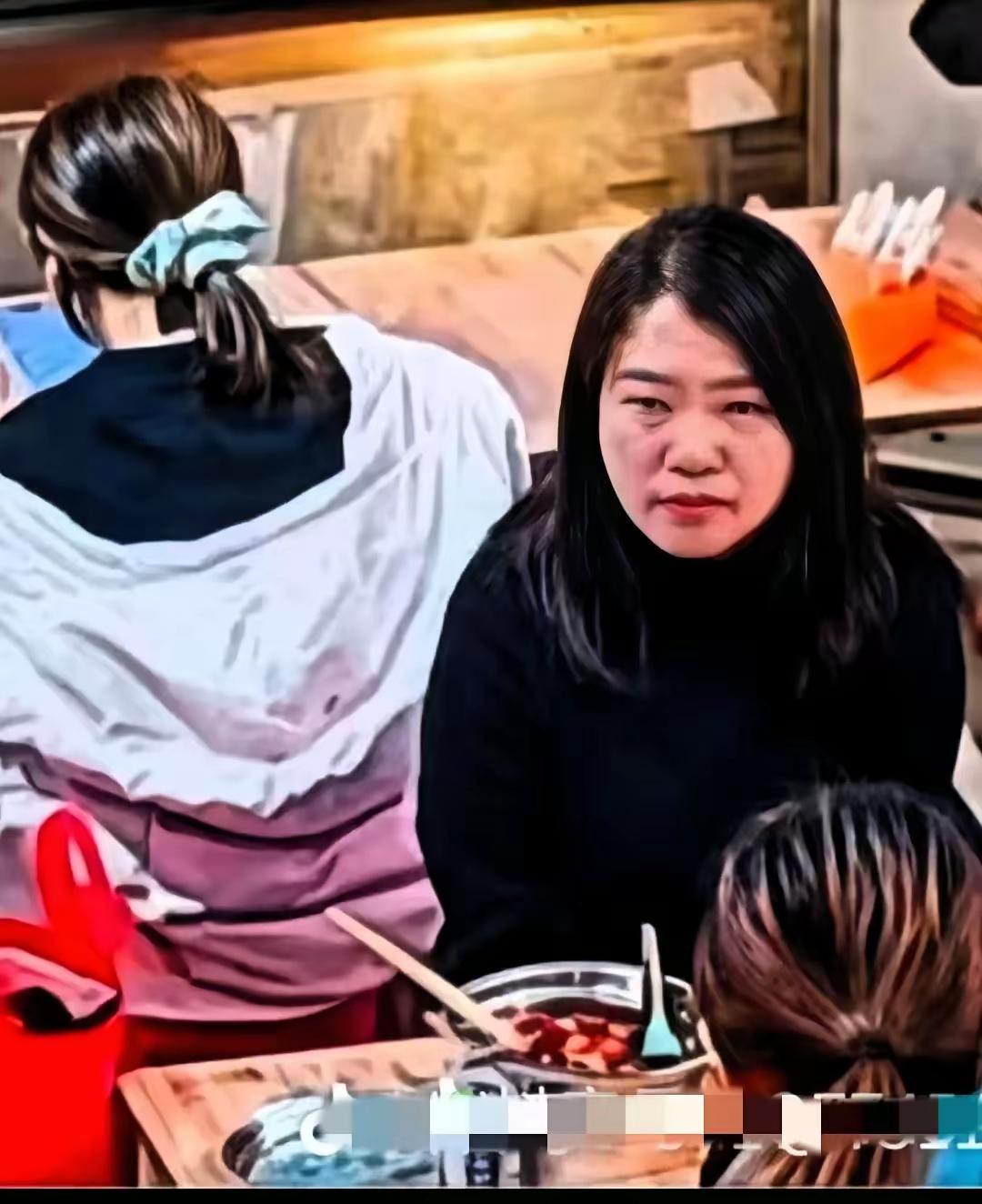 冲动是魔鬼，
这位大姐要为自己冲动买单了，
仅仅是因为坐错了凳子，
就把汤偷偷往