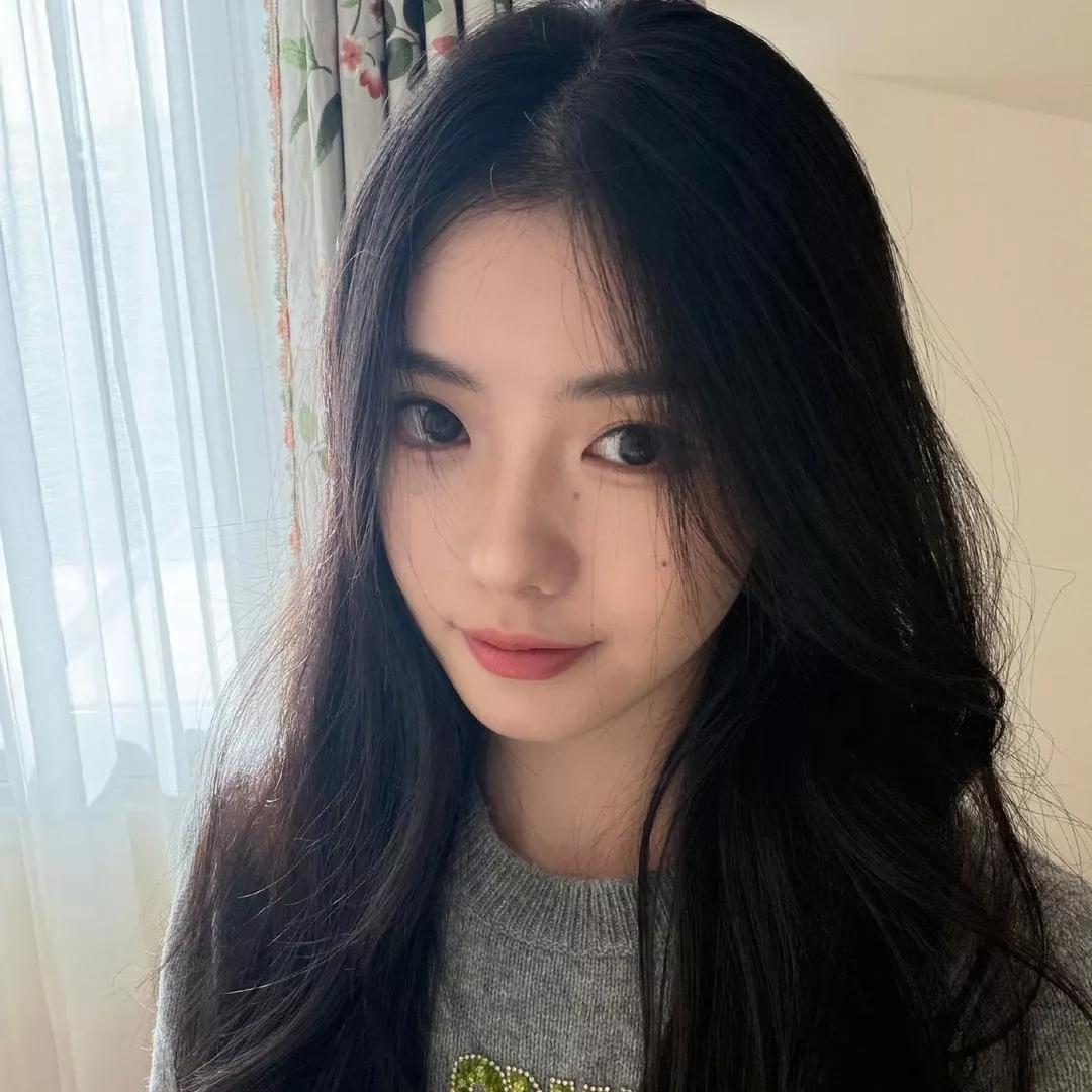 温柔甜美的少女，自然妆容，暖光下的温柔微笑自然粉嫩妆容 甜美元气妆容 自然淡雅妆