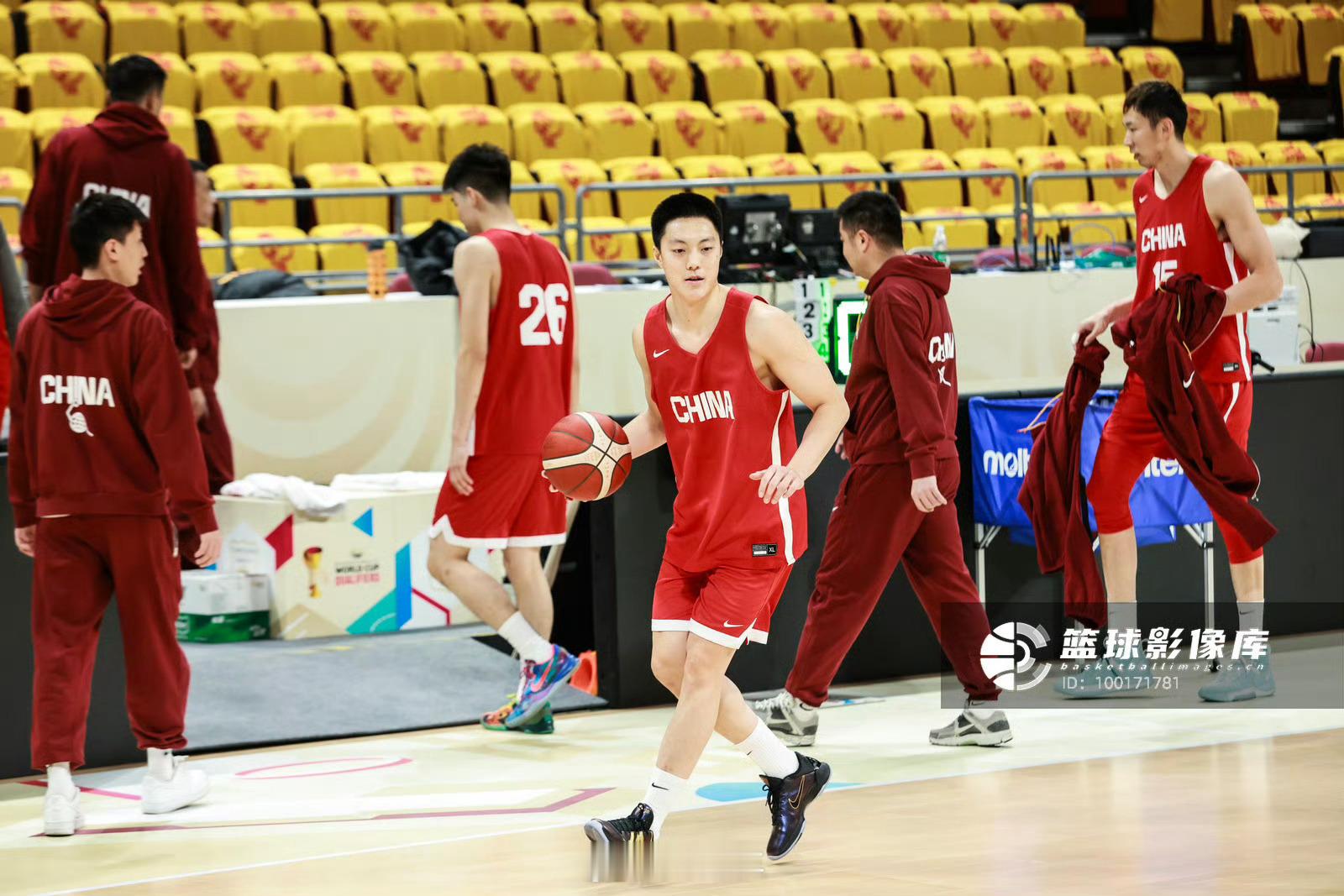 今晚赵睿不打，其实后卫线的压力挺大的，主要是控球稳定性的问题，胡明轩要加油啊！男