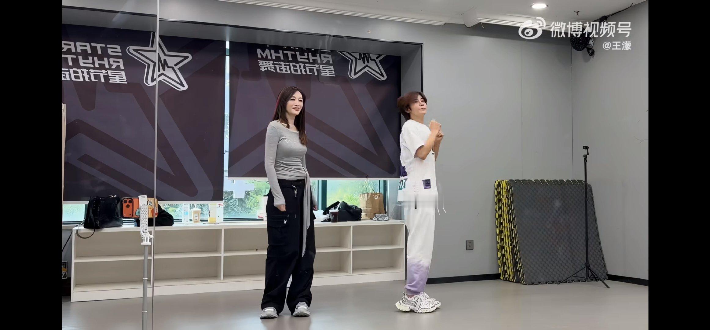 李小冉王濛普通disco共创王濛教李小冉普通disco 难得的梦幻联动，王濛细心