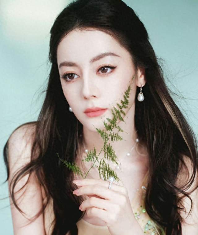 迪丽热巴这身羽毛裙，生图比精修还好看