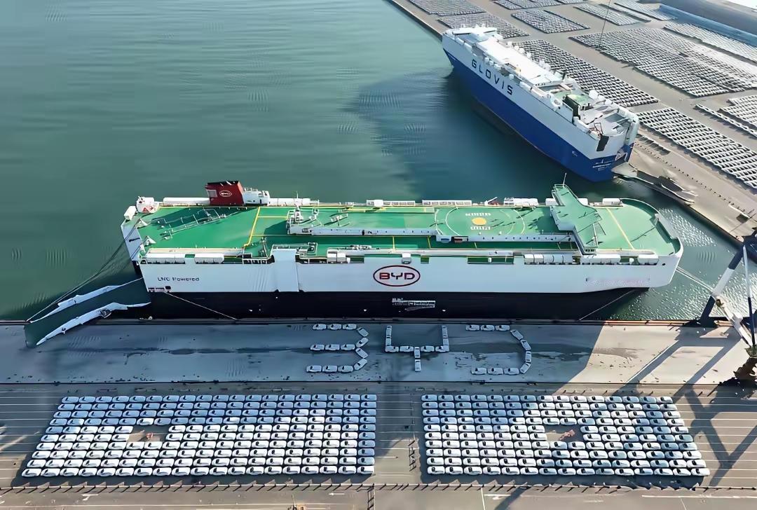 比亚迪最狠的一手，是给电车这行，换了本操作手册。

以前大家照着燃油车的手册改，