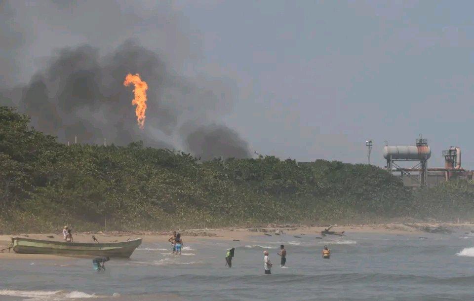 2026年初美国这出戏真是够荒诞的！特朗普宣称已抓获马杜罗夫妇，还发照片营造“战