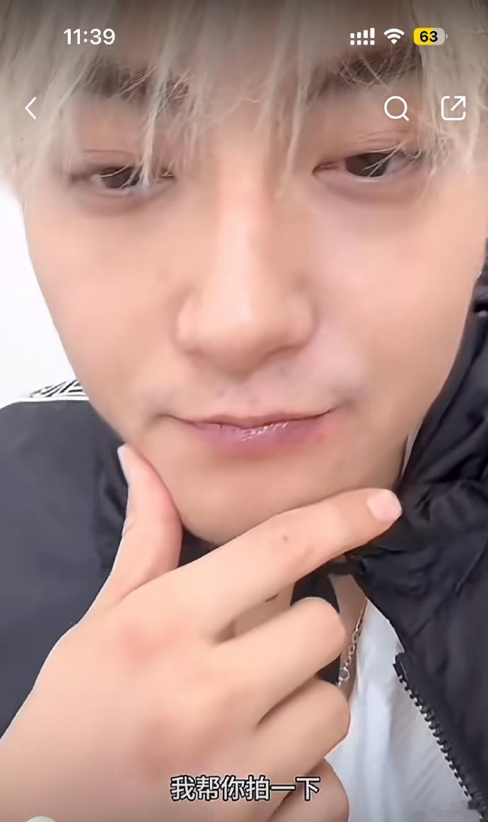徐艺洋突然一巴掌落在黄子韬脸上。 