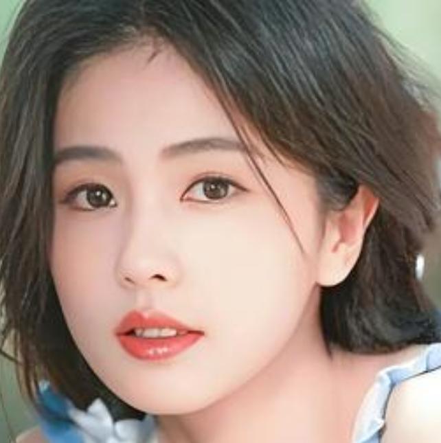 2026年6月24日，白鹿发布出道十周年全新EP《万花筒》，其中歌曲《底片》由她