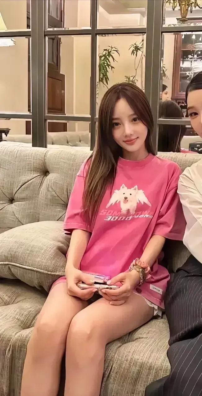 一个是家世优越，少年成名的“影后”。要的是享受生活，追求浪漫主义的幸福。一个是满