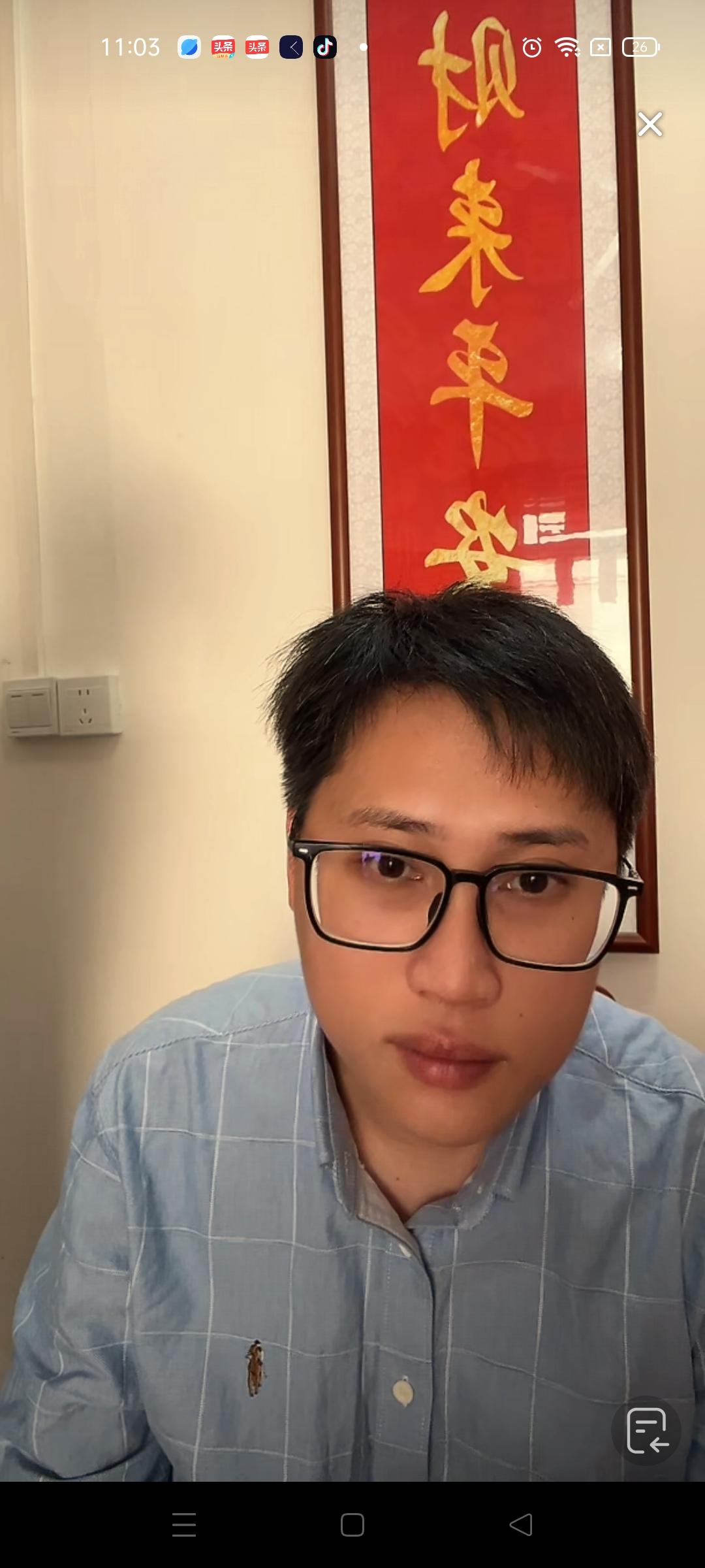 梁志辉今天过生日 ，他在老家开启了直播 ，直播间满屏飘屏祝梁志辉生日快乐 ，这是