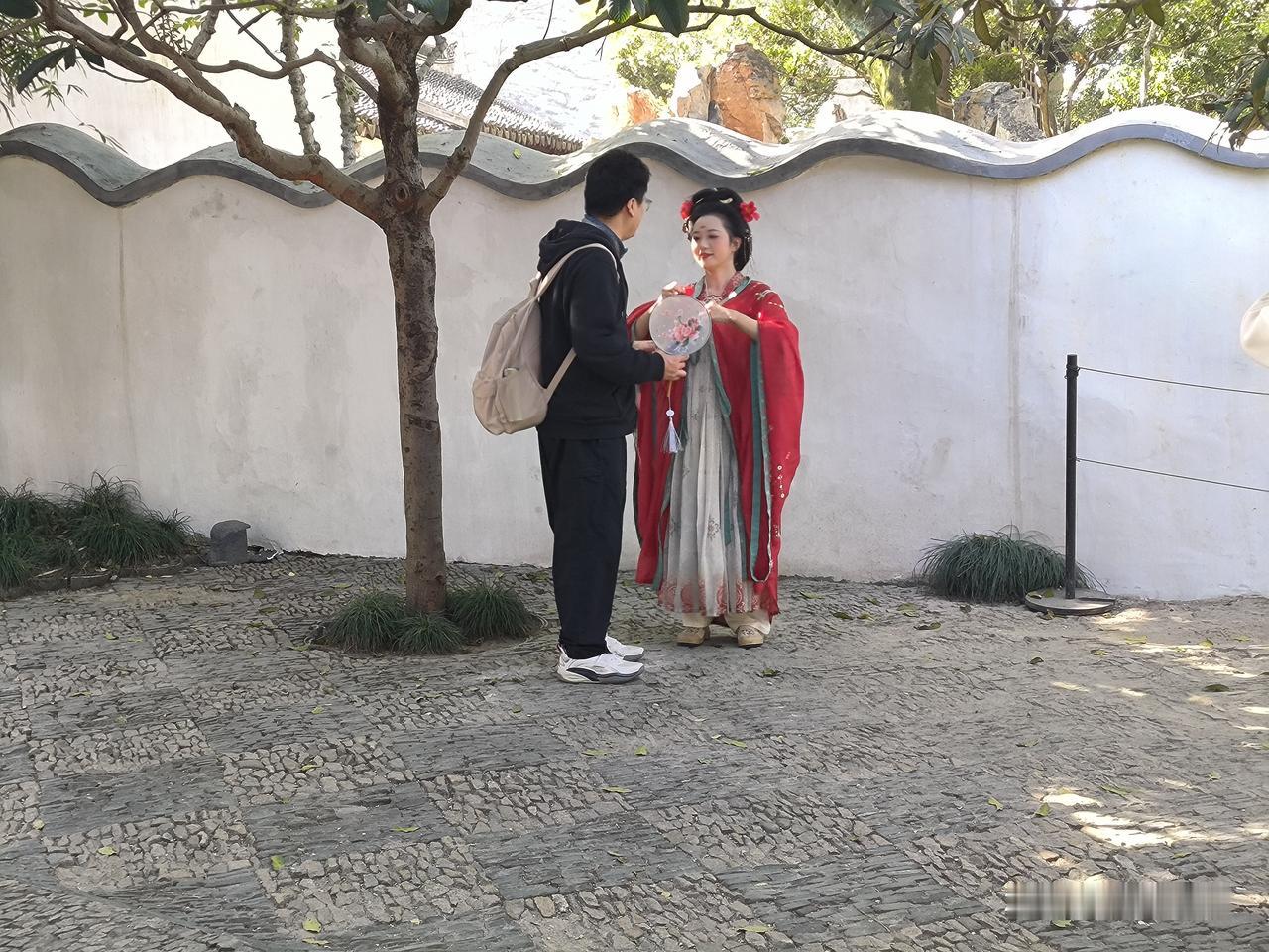 请用一句话概括一下，什么是幸福男事业发达，家庭幸福。女嫁高帅富，深受宠爱。