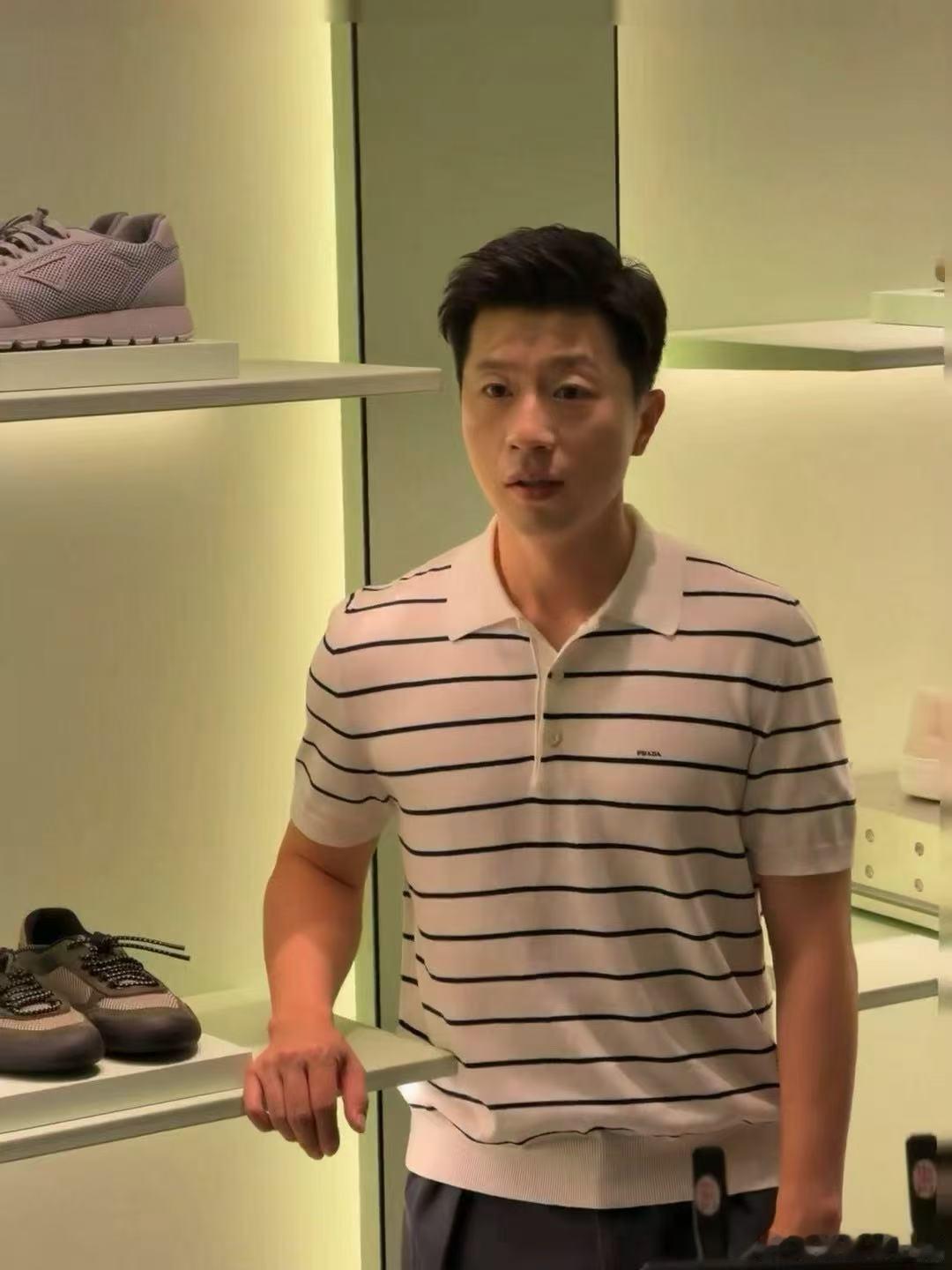 马龙条纹polo衫造型马龙深圳活动经典条纹款式休闲又大气，上身格外显精神，现场一