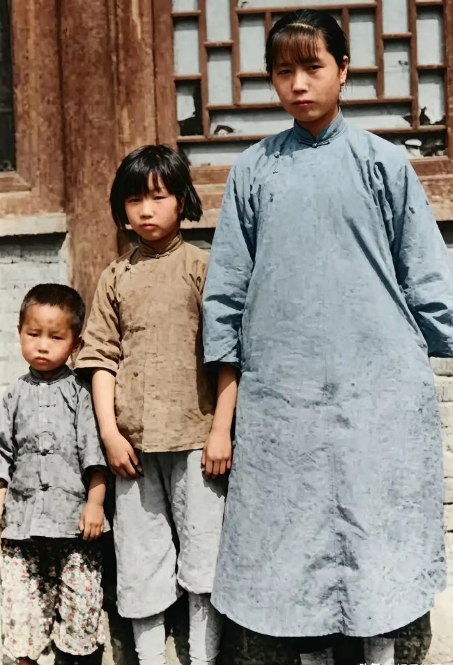 这张摄于1927年的合影，定格了李大钊牺牲后三个孩子的悲痛瞬间。 