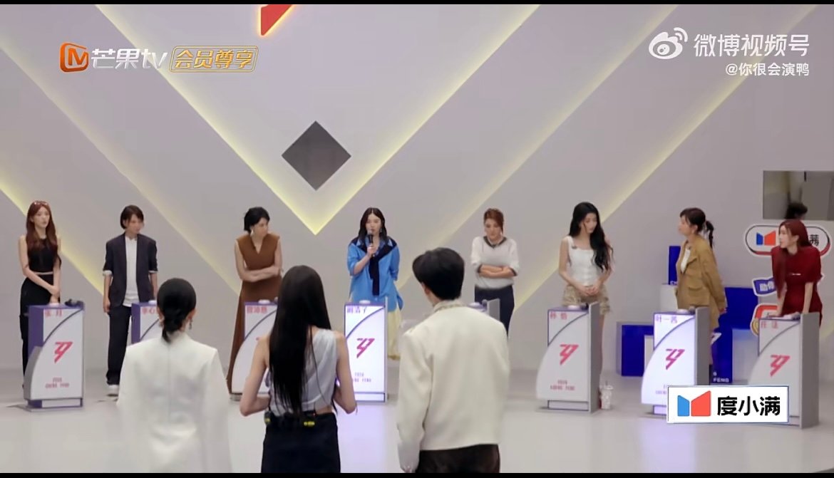 张艺上我是谁我在哪我该选谁被多位姐姐同时看中，张艺上直接纠结到发呆，一脸无辜的样