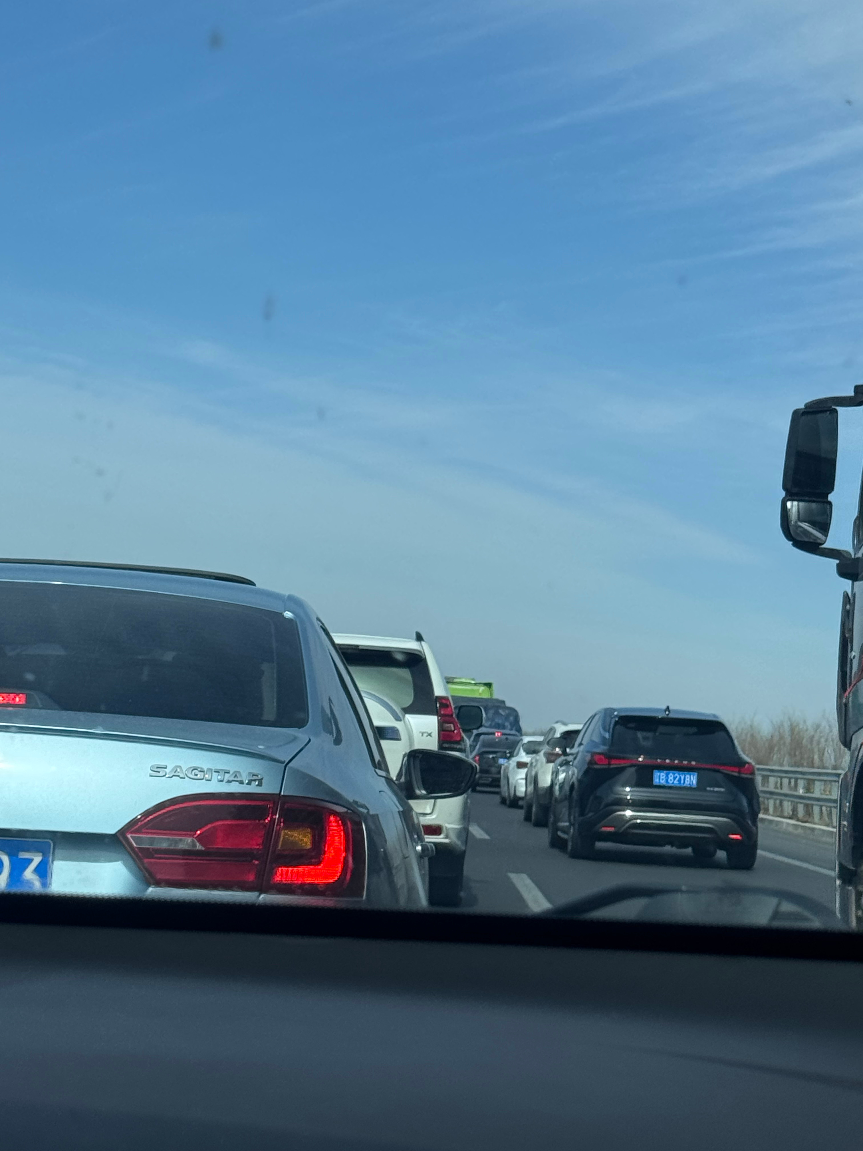 一大早高速就堵车[淡淡的]....又不知道几点才能到家了！ ​​​