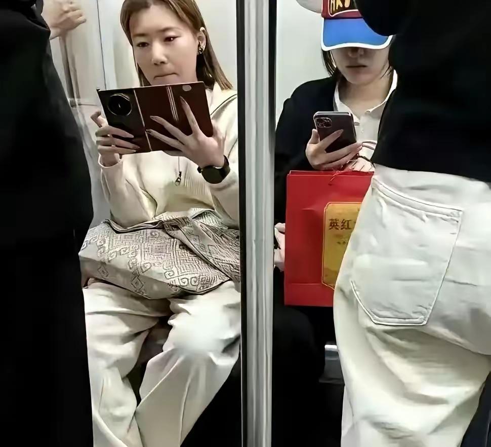 都说好东西能让人产生自信感……
真是没有对比就没有伤害。
看看她俩的面部表情就一