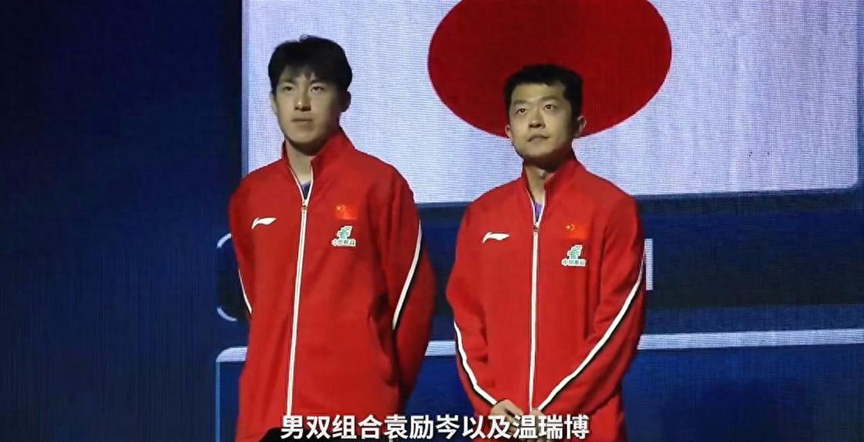 国旗放成日本的！国乒小将没吼没闹，两步退下领奖台：这俩20岁出头的小子，给所有人