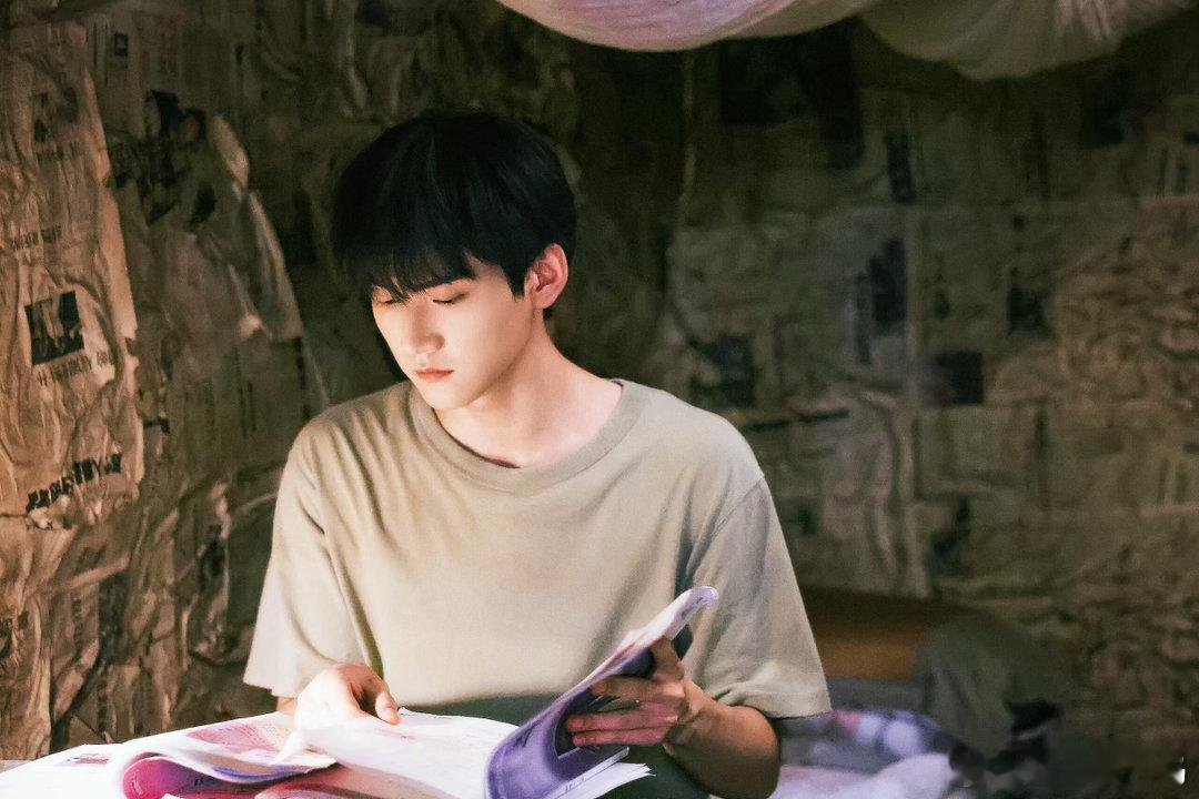 李雾没吃过的剩饭让周柯宇吃上了笑到捶桌！周柯宇录节目饿到狂炫客人剩面，还以为是吴