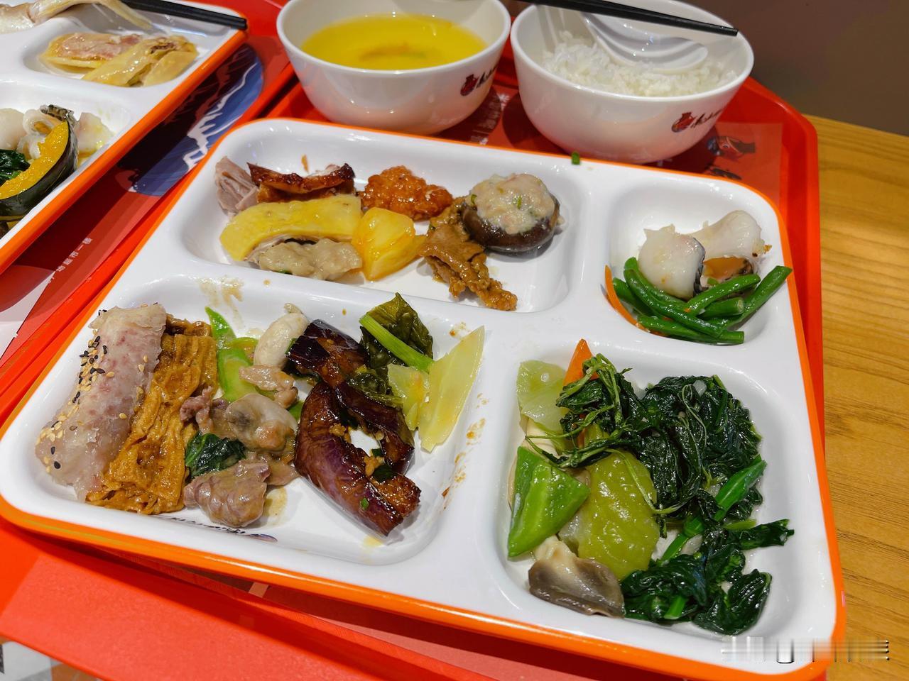 晴转阴，上午出来走亲访友，午餐本想吃素菜的，到店后才发现团购劵已过期，已被退款了