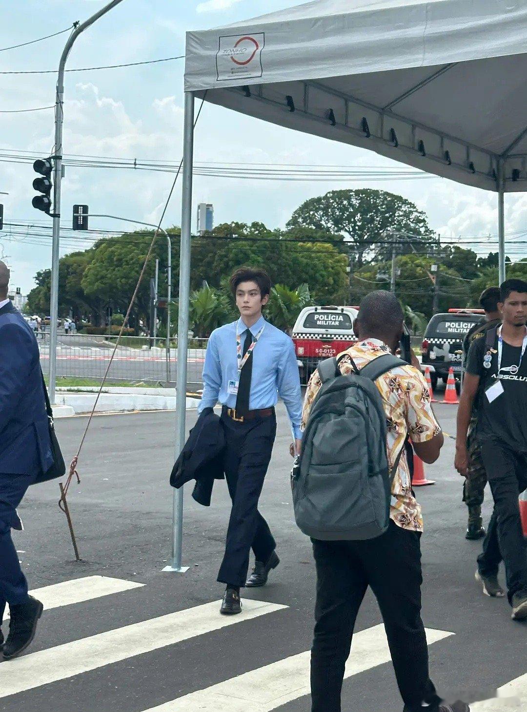 谁家的体制内男友路人在巴西偶遇正装丁禹兮，帅得人生发亮