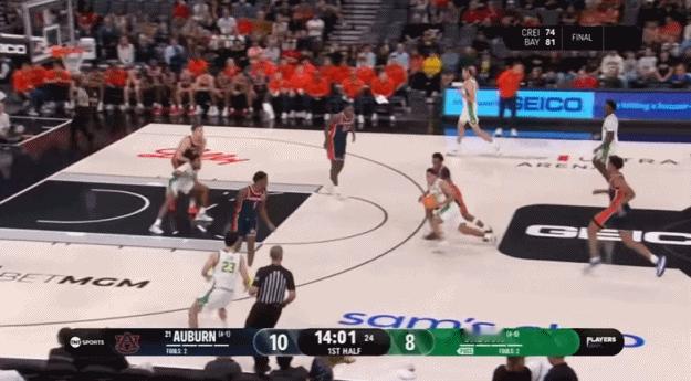 林葳命中自己NCAA生涯第一个常规赛运动战投篮，此前18投1中，而且命中的是一个