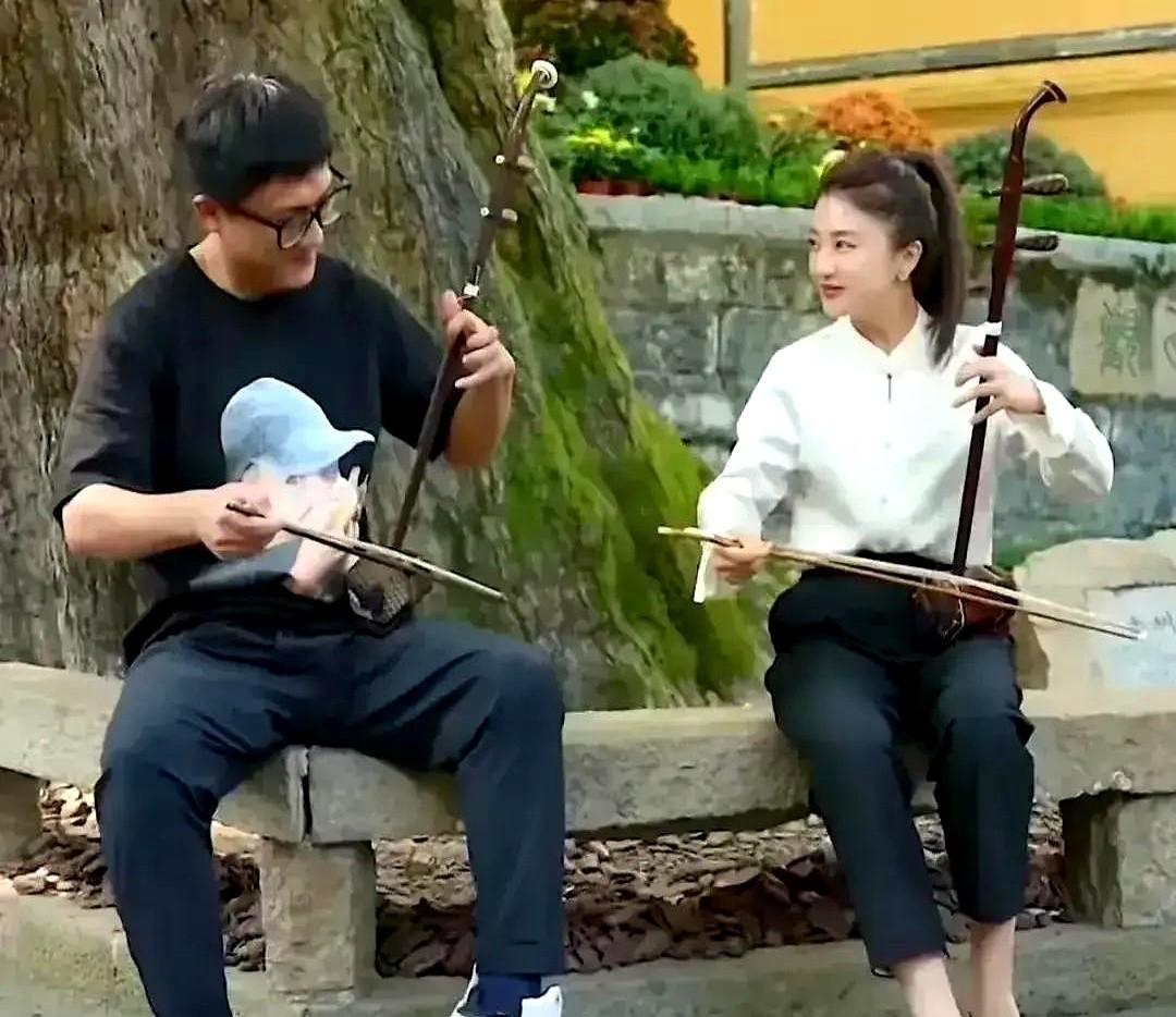 二饼和力哥这对音乐搭档堪称典范，合作超五年视频播放量破10亿。


力哥外向带动