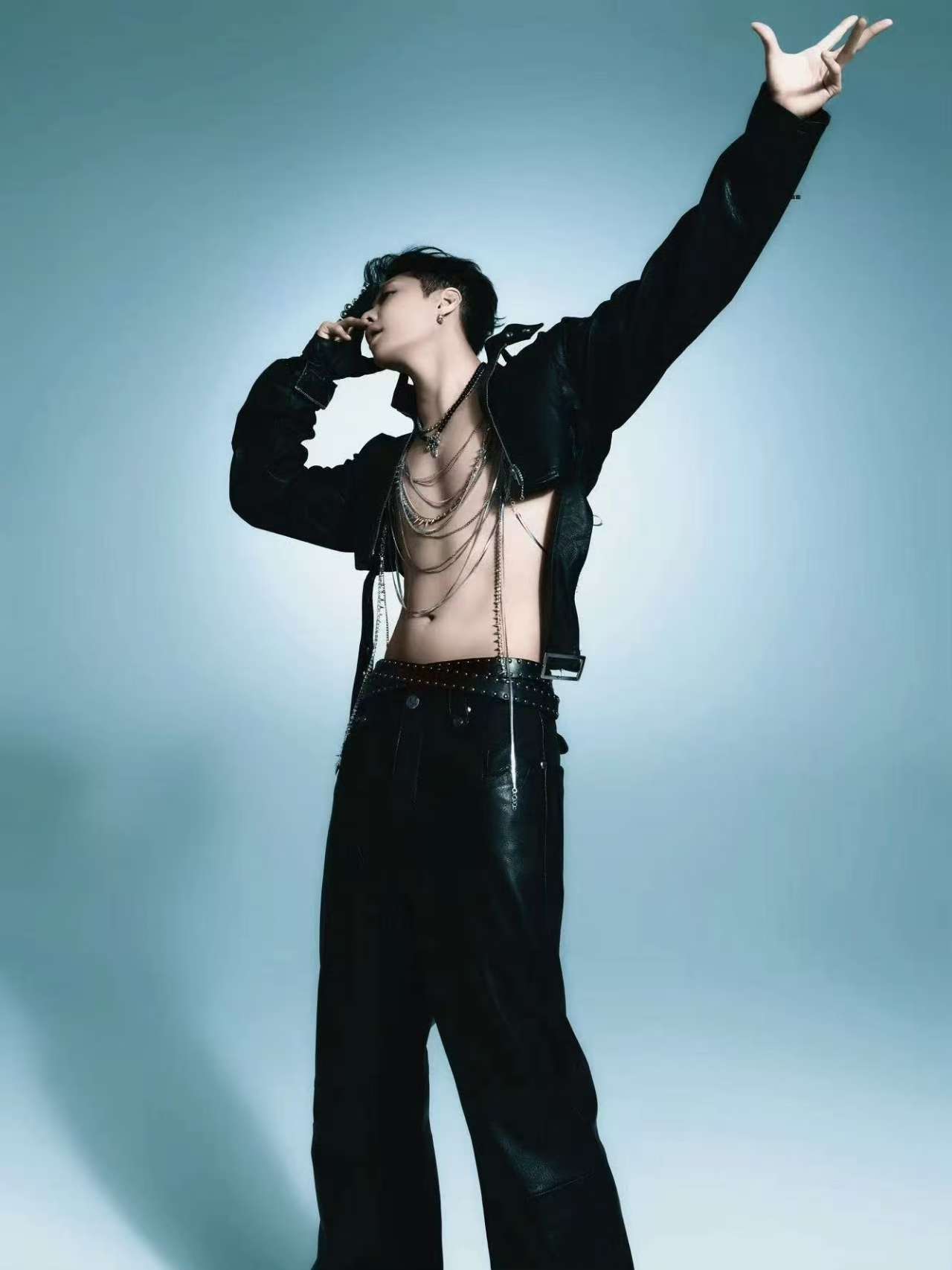 张艺兴胸链look张艺兴全黑胸链造型张艺兴胸链look，好帅，[心][心] ​​