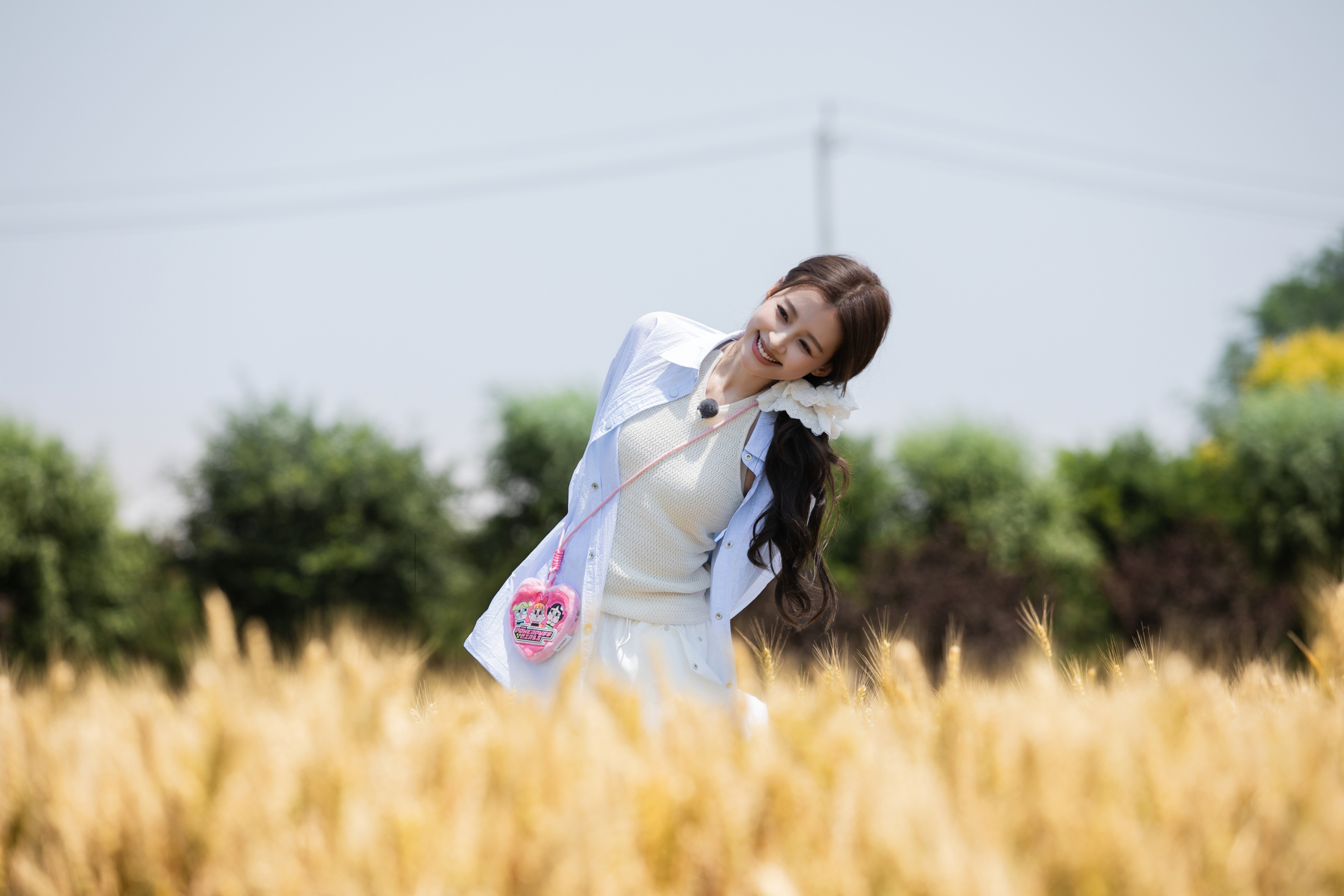 我家那闺女 农场的午后阳光正好，孙怡和小伙伴们躺在草地上聊天，风里都是青草香，这