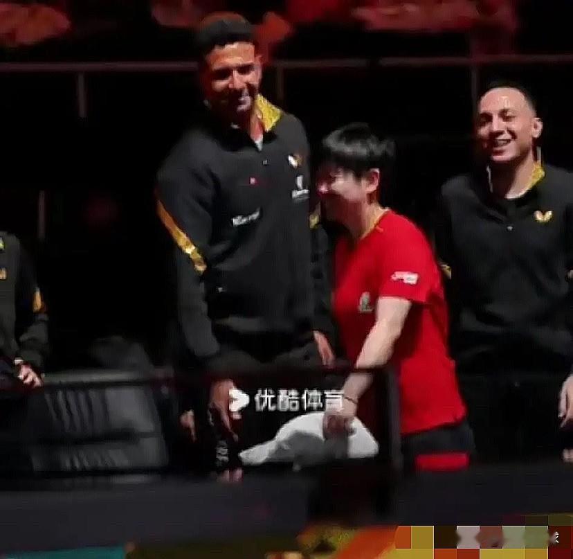 这一幕让人感动：友谊第一比赛第二啊！

埃及输了，但是教练非常高兴和莎莎握手，这