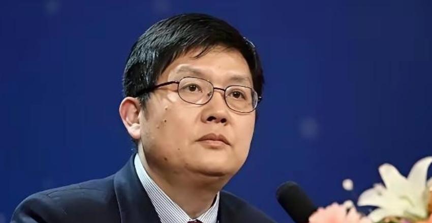 中方曾呼吁谨慎前往日本，复旦大学的冯玮却高调推荐中国学生去日本，并把这种与中国政