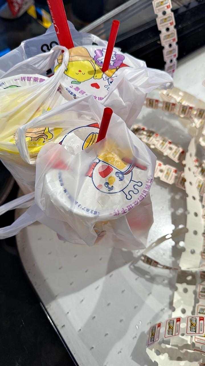 蜜雪柠檬水甜度不稳定啊 上一次好酸今天的齁甜[允悲]同一家店 ​​​