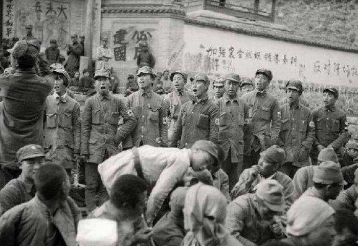 咱们中国人打仗，有个规矩：战场上真刀真枪地干，可只要敌人把小白旗一举，投降了，那