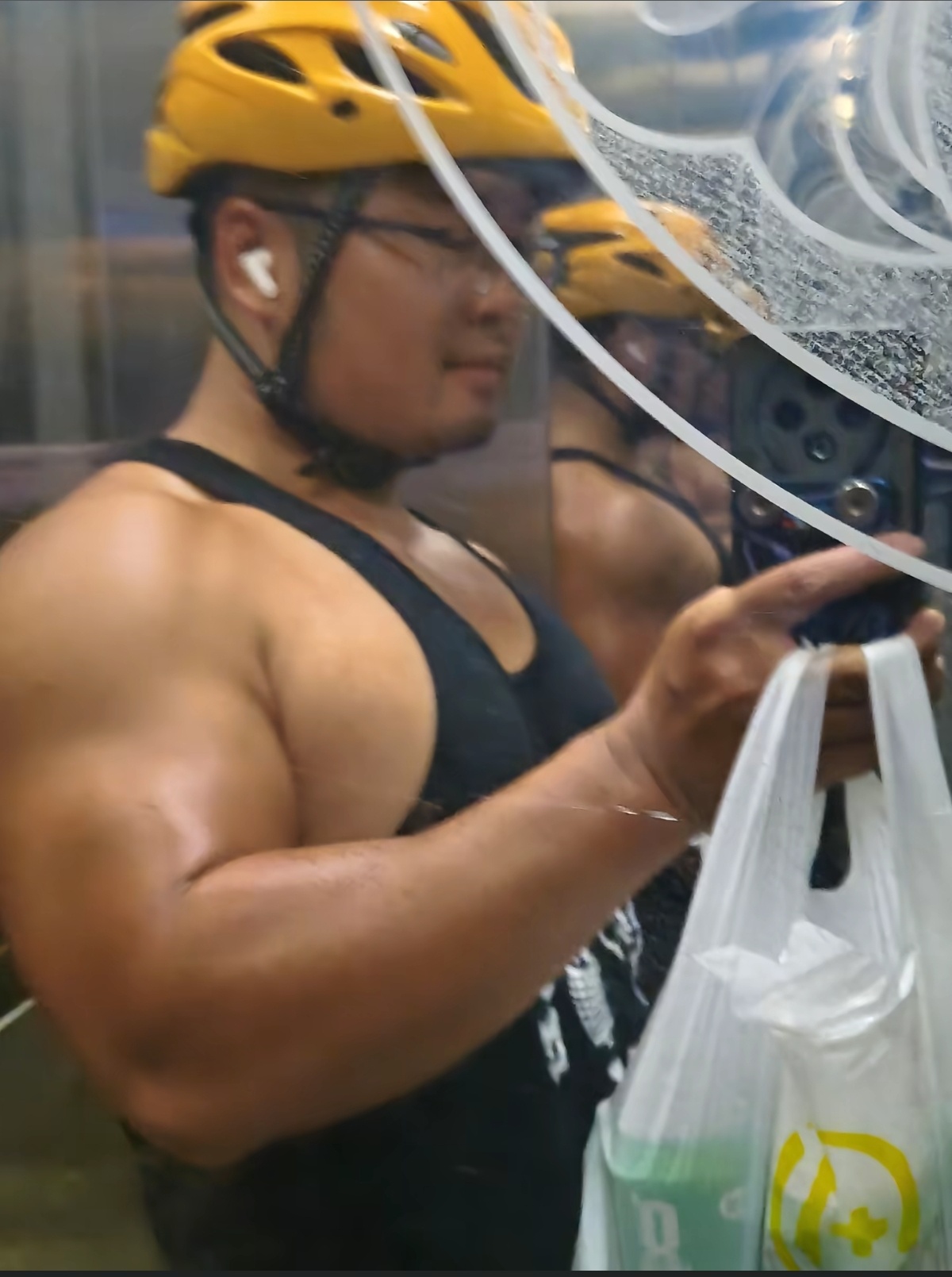 壮男外卖员 