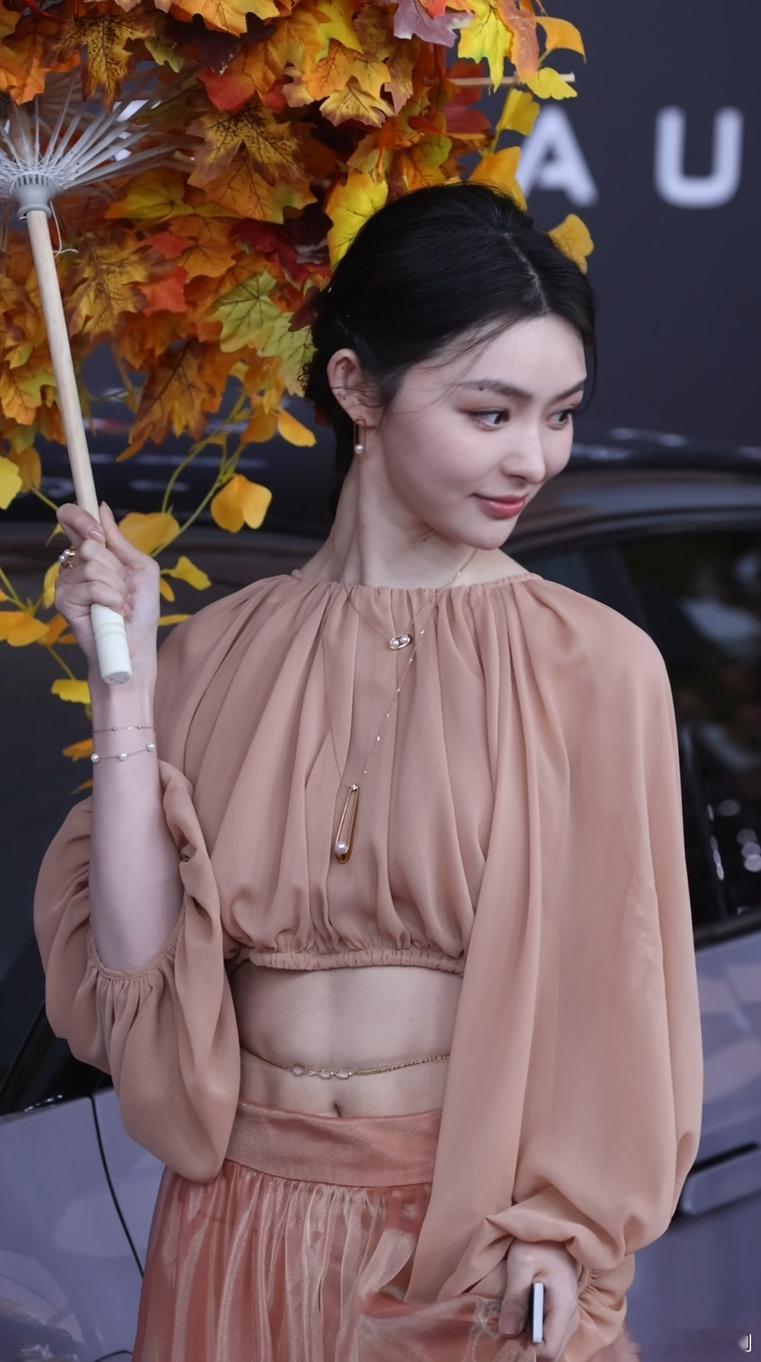 廖慧佳 马甲线不得不说，廖慧佳这马甲线也太好看了吧！紧致流畅的线条，一看就是下了