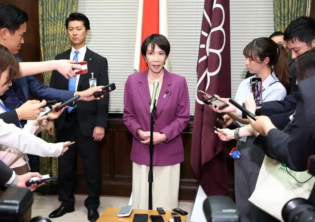 快讯！快讯！
11月25日，高市早苗参加质询会，这次态度全变了！
同样是预算委员