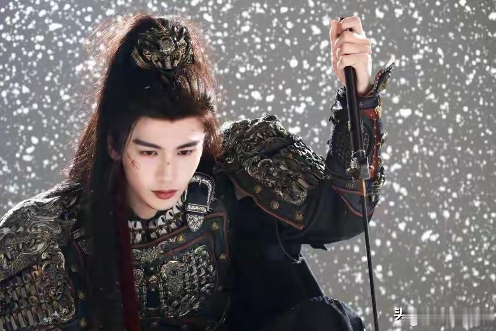 王鹤棣全新铠甲造型释出，战场氛围感拉满，半面染雪自带凌厉杀气。同是95生古装代表