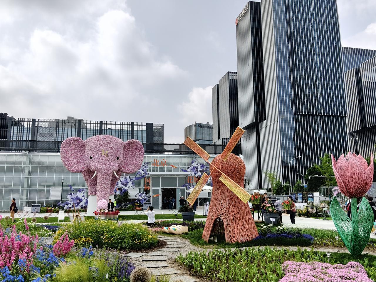 北京国际花展·花开无界
今天应朋友之邀去丽泽商务区看北京国际花展。承蒙朋友赠予嘉