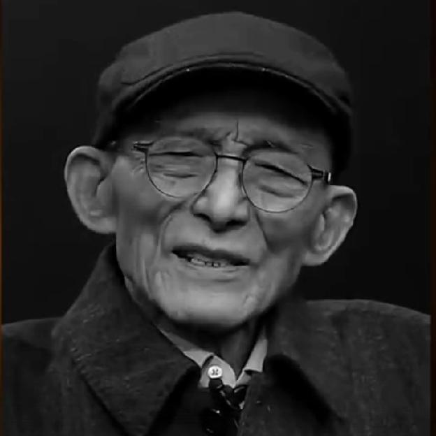 游本昌的去世是幸福的，
不是因为活到93岁才去世，
也不是因为在家中安详离世的，