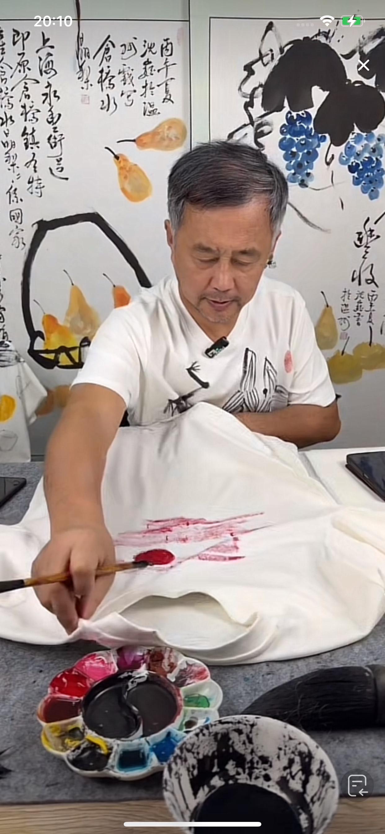 沈巍根据粉丝要求，拓展新业务了，在衣服上写字画，定制版衣服，让衣服不仅变得更好看