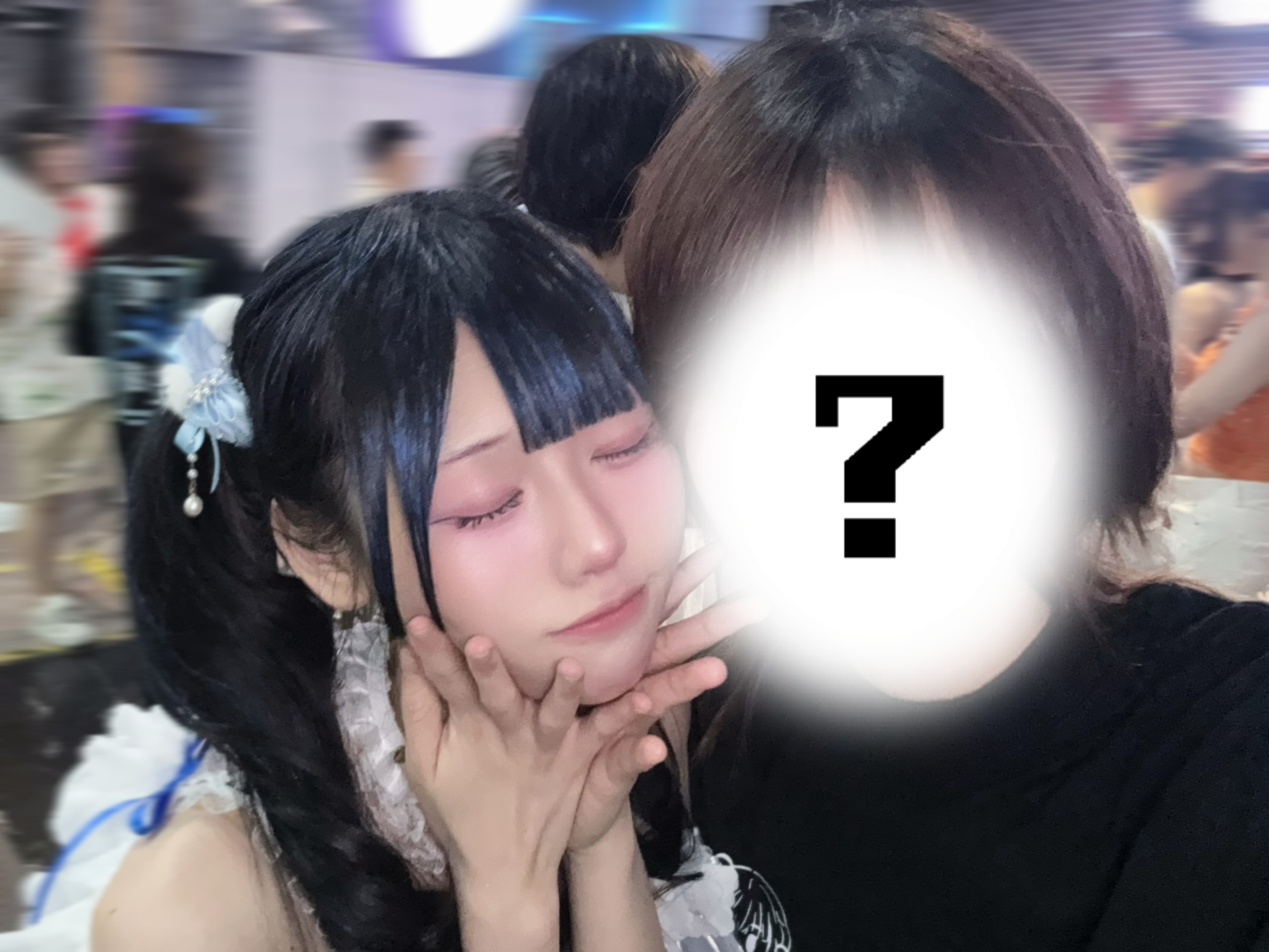 一个女的和一个奶龙 